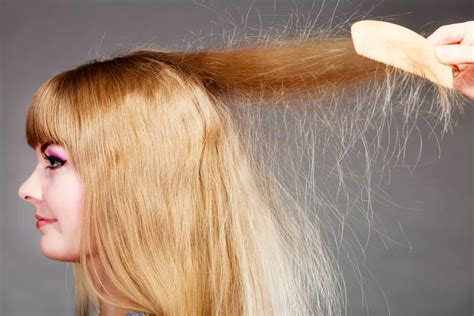 kıvırcık saçların elektriklenmemesi için ne yapılmalı